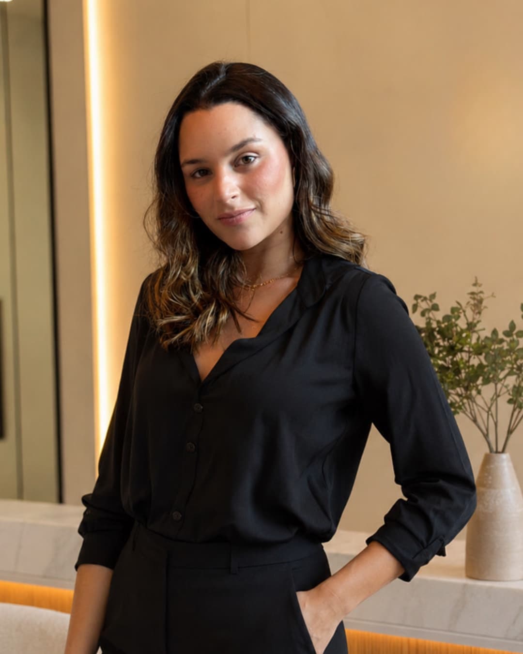 Dra. Ana Karoline Xavier de blusa preta no consultório.